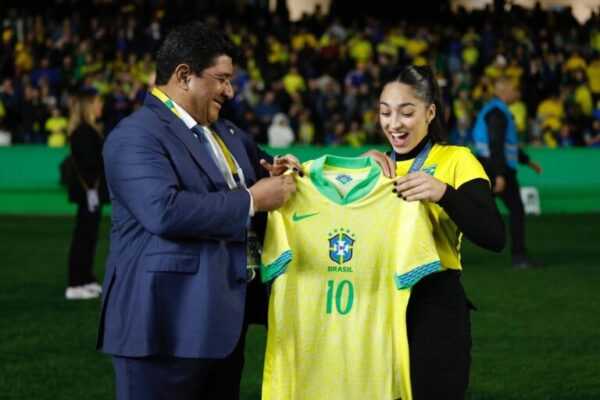 Bronze em Paris, Julia Soares é homenageada através da CBF em Curitiba bronze-em-paris,-julia-soares-e-homenageada-pela-cbf-em-curitiba