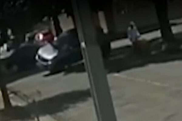 Vídeo: veja momento em que carro quase atinge sorveteiro duas vezes video:-veja-momento-em-que-carro-quase-atinge-sorveteiro-duas-vezes