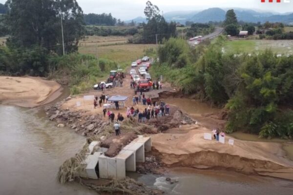 Chuvas no RS: área rural faz bolo de 1 ano sem reconstrução de ponte chuvas-no-rs:-area-rural-faz-bolo-de-1-ano-sem-reconstrucao-de-ponte