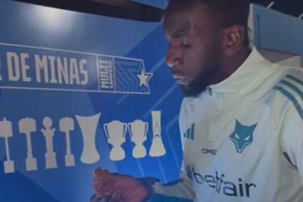 Vídeo: atacante do Cruzeiro provoca Atlético-MG com frango frito video:-atacante-do-cruzeiro-provoca-atletico-mg-com-frango-frito