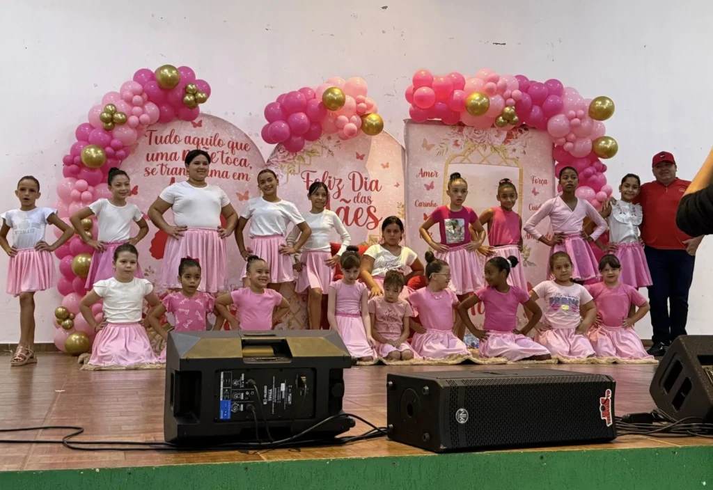 CRAS Mercedes Molina faz emocionante homenagem ao Dia… cras-mercedes-molina-realiza-emocionante-homenagem-ao-dia…