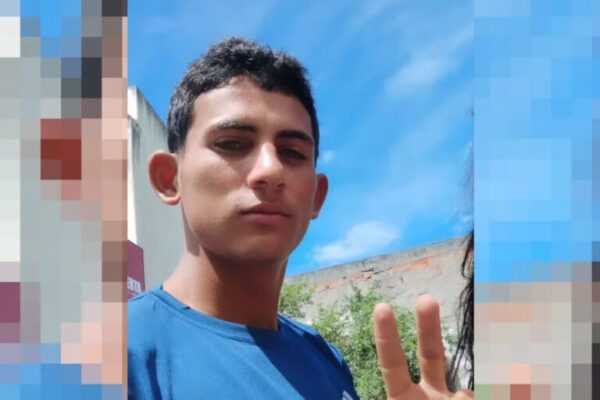 Jovem é morto a tiros no Rio e polícia apura execução por engano jovem-e-morto-a-tiros-no-rio-e-policia-apura-execucao-por-engano