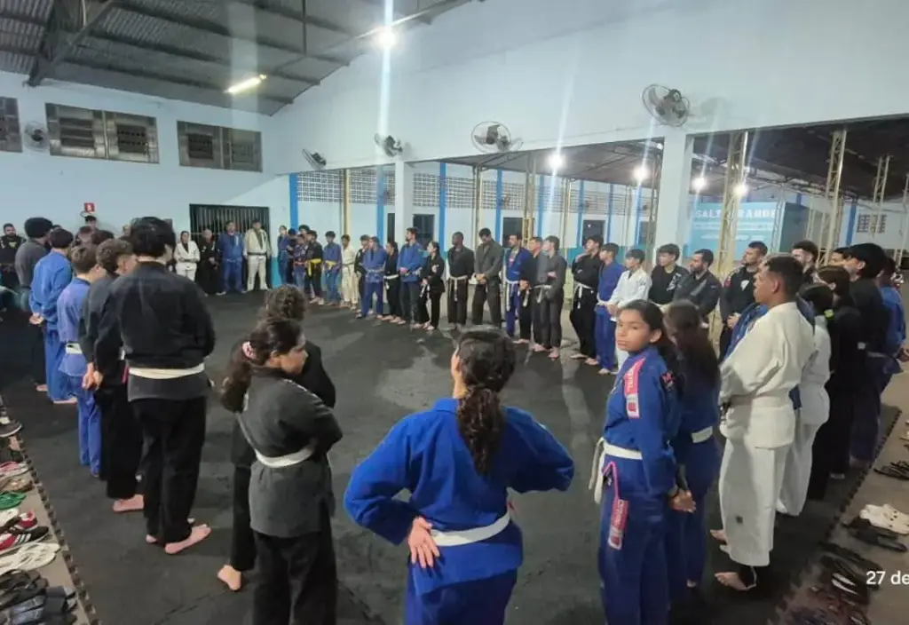 ALUNOS DO JIU-JÍTSU PARTICIPAM DE INTERCÂMBIO ESPORTIVO E… alunos-do-jiu-jitsu-participam-de-intercambio-esportivo-e…